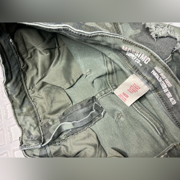 Mossimo Supply Co. High Rise Short Camo Size 12/31 - Picture 3 of 3